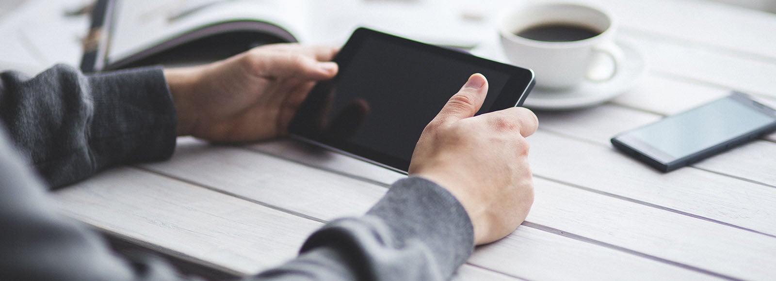 jokes_0010_man-hands-working-technology